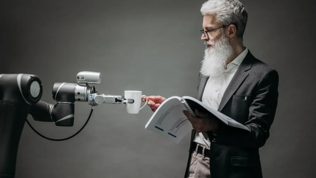 Profesional interactuando con un sistema robótico de inteligencia artificial
