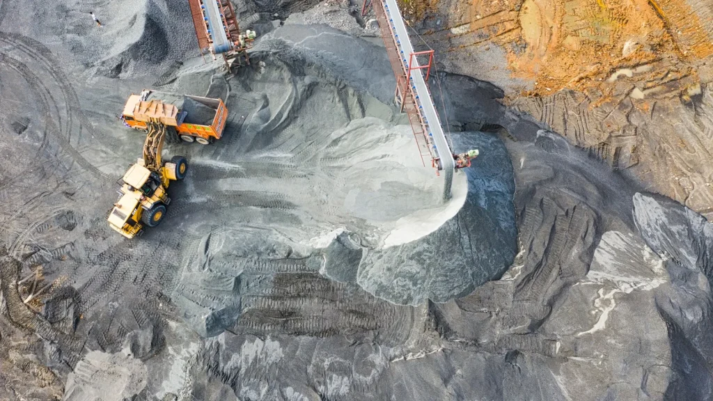 Operación minera con maquinaria pesada y extracción de minerales