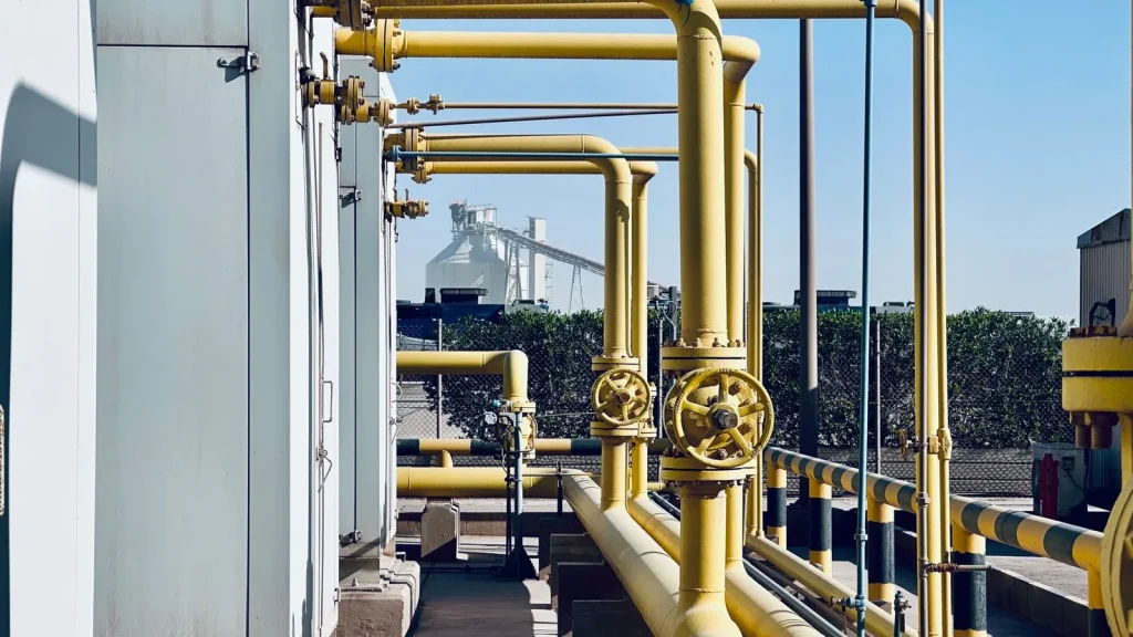 Tuberías industriales de gas en una instalación de Arabia Saudí