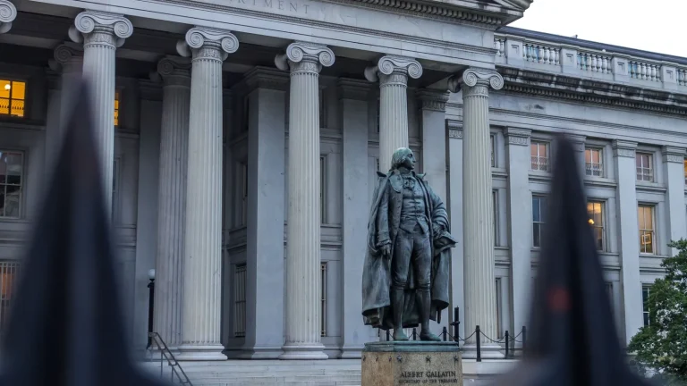 Barr dice que la Fed probablemente necesitará más ajustes para devolver la inflación al 2%