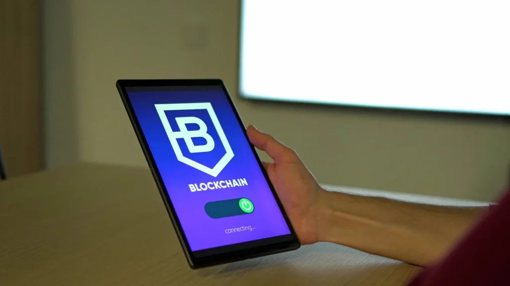 Tableta mostrando un concepto de tecnología blockchain