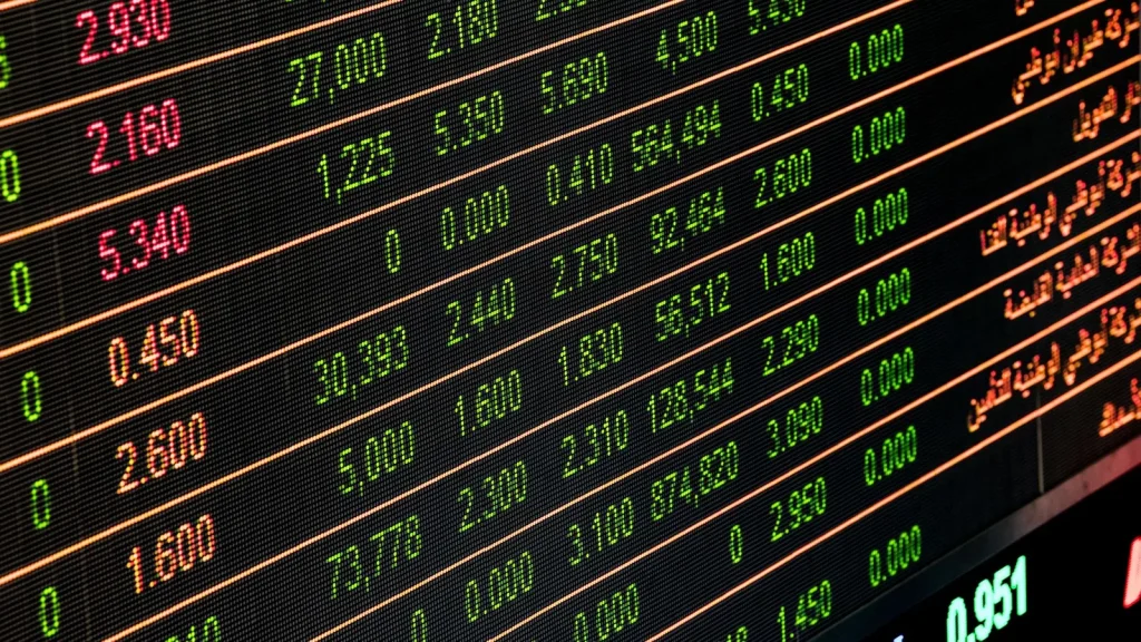 Pantalla con datos y cotizaciones de mercados financieros