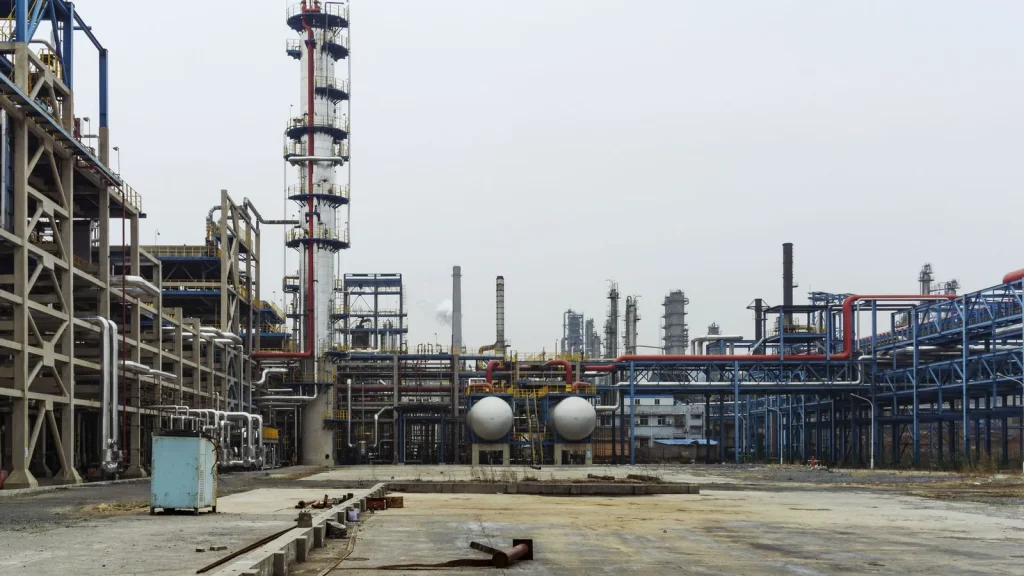 Refinería de petróleo con tuberías e infraestructura industrial