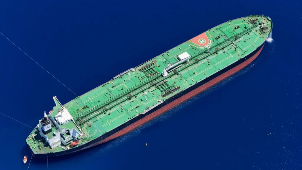 Petrolero navegando en mar abierto