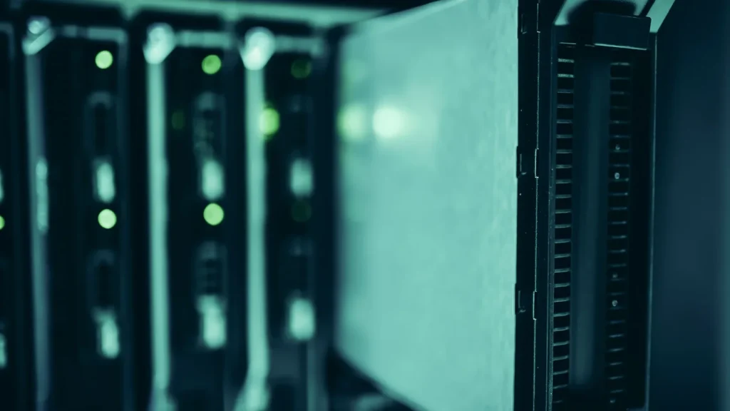 Servidores de un centro de datos como referencia a la financiación mediante bonos de la expansión global de inteligencia artificial