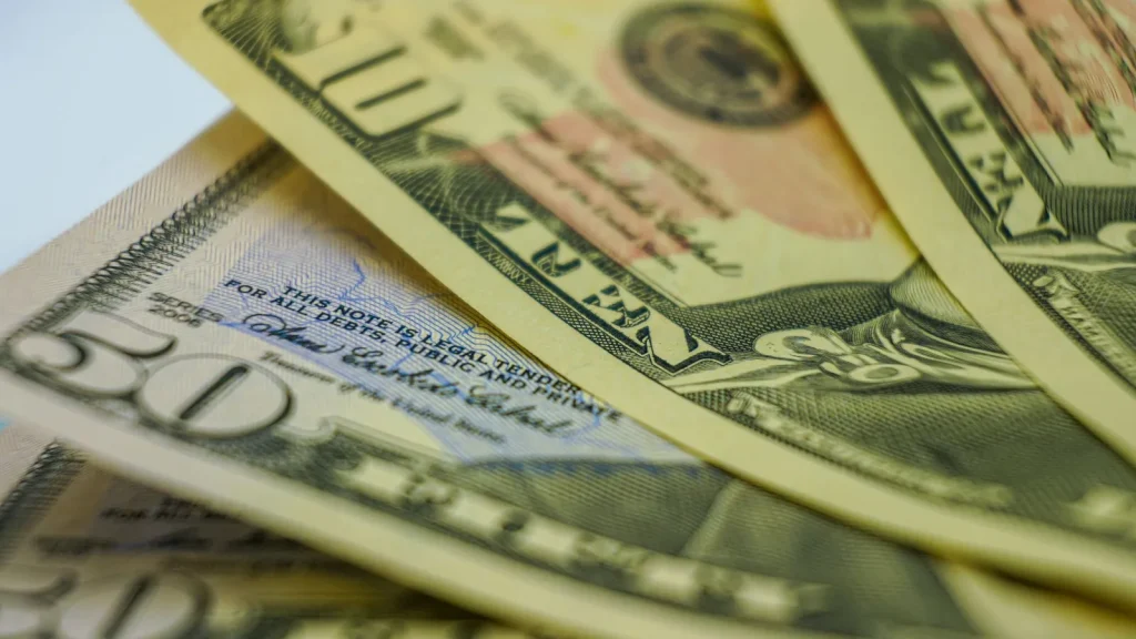 Billetes de dólar estadounidense como referencia al mercado de divisas