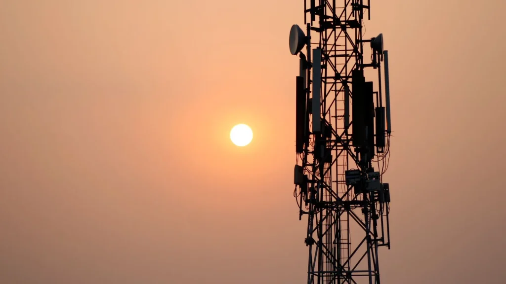 Torre de telecomunicaciones frente a un cielo al atardecer