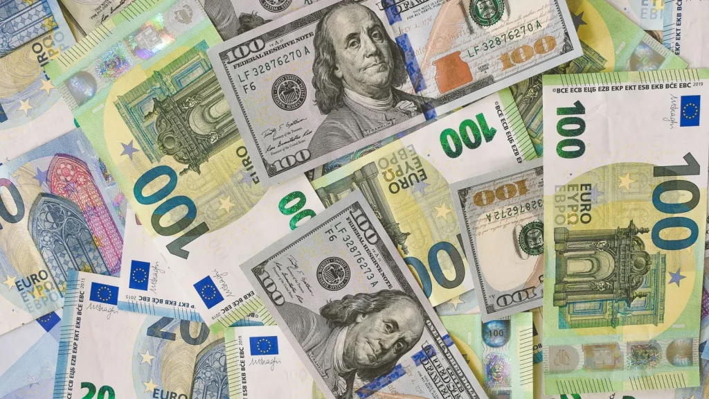 Billetes de euros y dólares estadounidenses