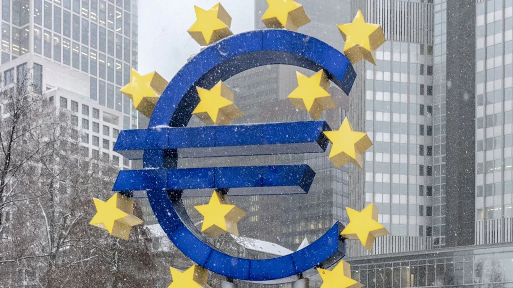 Símbolo del euro y distrito financiero de Fráncfort como referencia al repunte de actividad de la eurozona