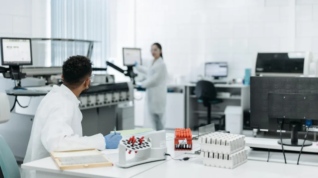 Las farmacéuticas europeas piden acelerar ensayos y elevar inversión para no perder la carrera frente a Estados Unidos y China