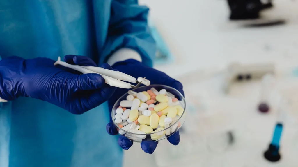 Investigador manipulando medicamentos en un laboratorio