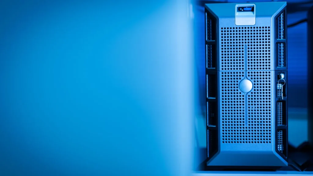 Servidor moderno dentro de un centro de datos iluminado en azul