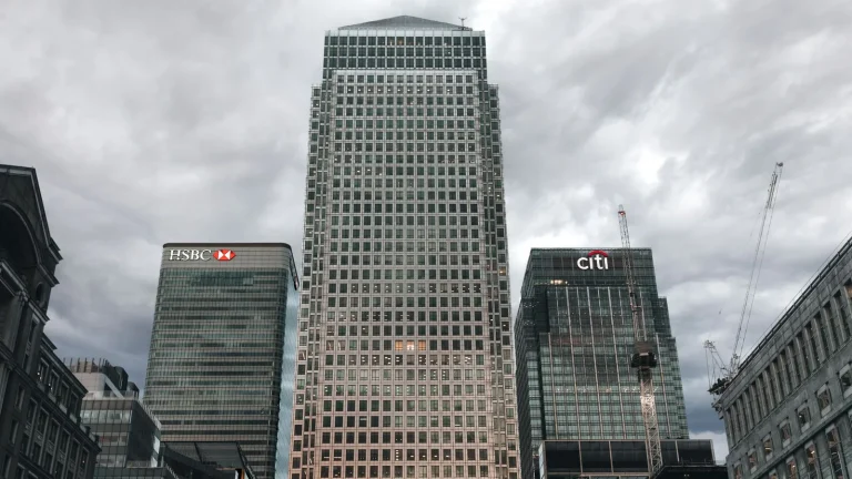El FTSE 100 sube un 0,75% hasta 10.739 puntos con la banca al frente y el petróleo a la baja