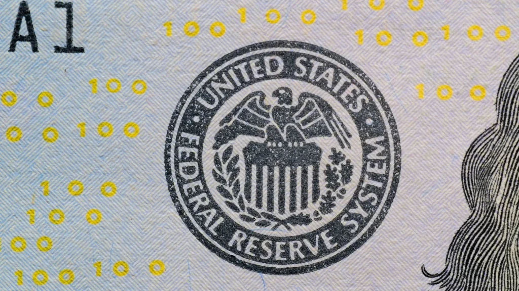 Sello de la Reserva Federal de Estados Unidos junto a datos financieros