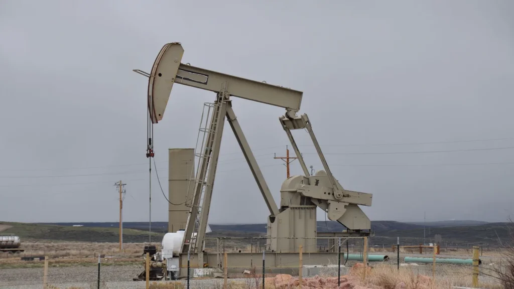 Bomba extractora de petróleo en una zona industrial