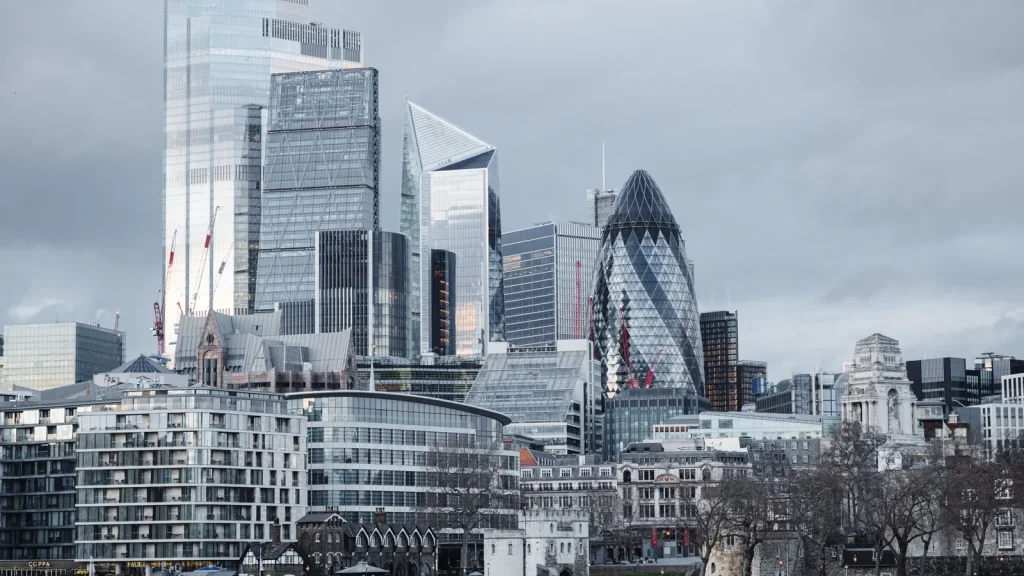 Rascacielos del distrito financiero de Londres, contexto de los resultados y activos de Hansard Global