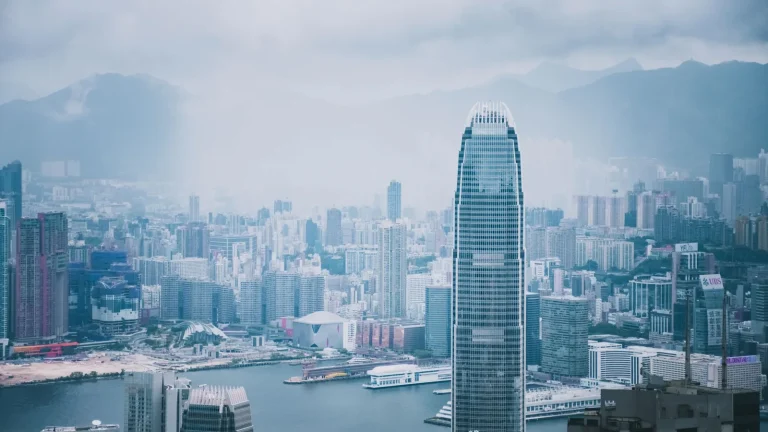Hong Kong propone elevar al 50% el umbral para grandes operaciones y facilitar los spin-offs