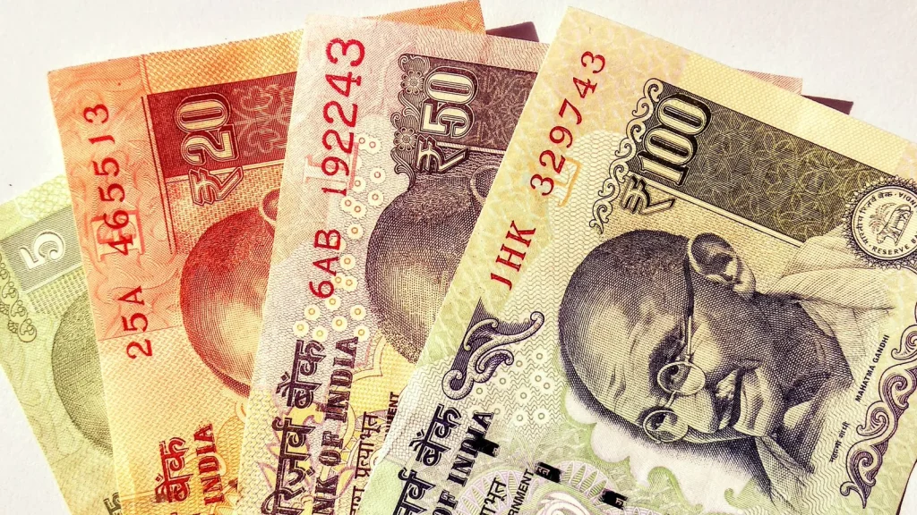 Billetes de rupias indias representando flujos de divisas