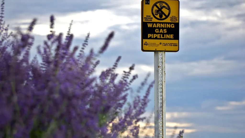 Señal de advertencia de gasoducto en una zona rural
