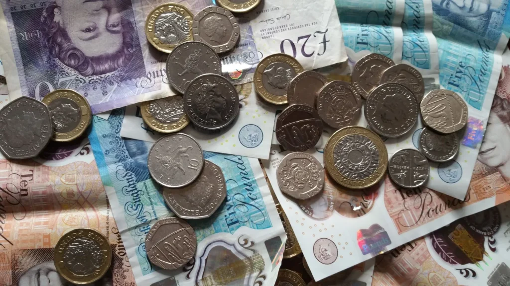 Billetes y monedas de libra esterlina británica