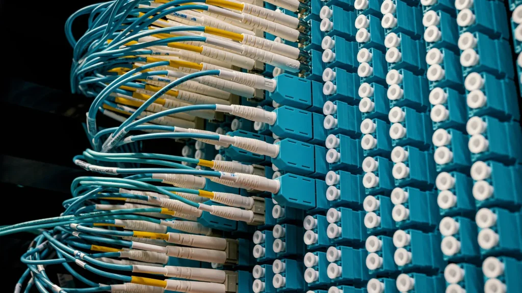 Conexiones de fibra óptica en un centro de datos como referencia a Ligent Technologies y la infraestructura de inteligencia artificial