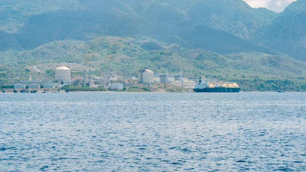 Terminal de gas natural licuado con un buque LNG atracado