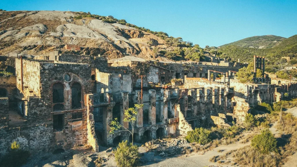 Antiguo complejo minero bajo cielo despejado