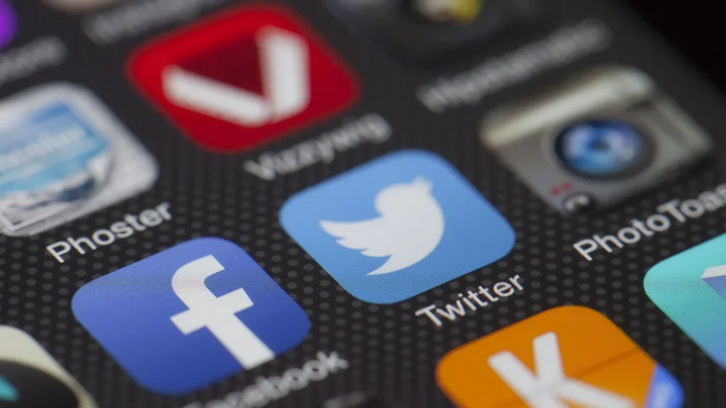 Iconos de redes sociales mostrados en la pantalla de un teléfono