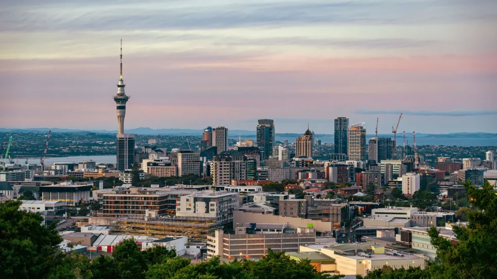 Skyline de Auckland como referencia a la política monetaria y la inflación en Nueva Zelanda
