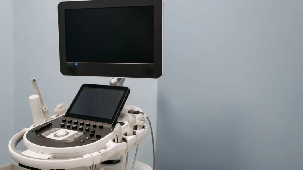 Equipo de diagnóstico médico en una clínica, contexto del contrato de distribución de PRIM con Globus Medical