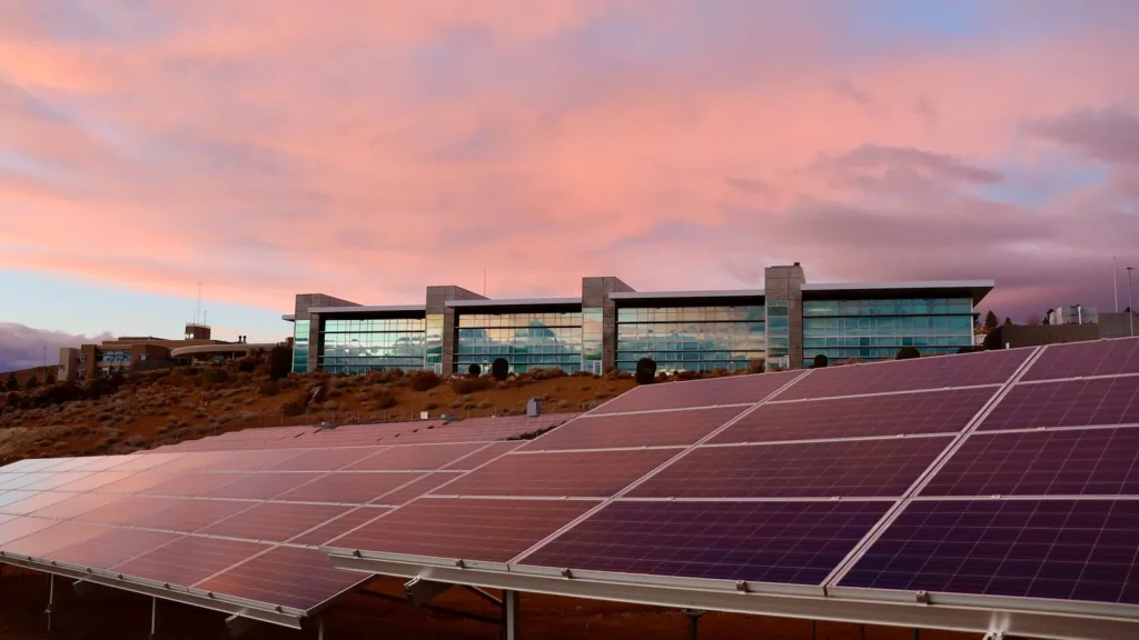 Edificio moderno con paneles solares y tecnología energética