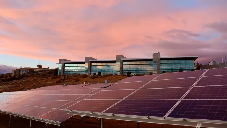 Schneider Electric cifra en hasta un 22% el ahorro energético potencial de edificios optimizados con IA