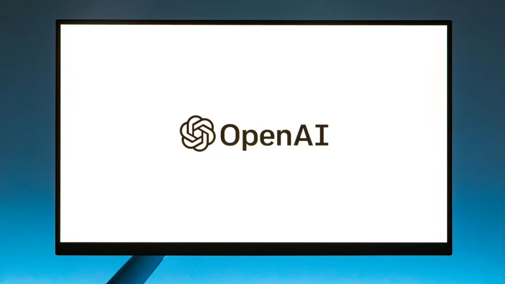 Pantalla mostrando la marca OpenAI en un entorno tecnológico