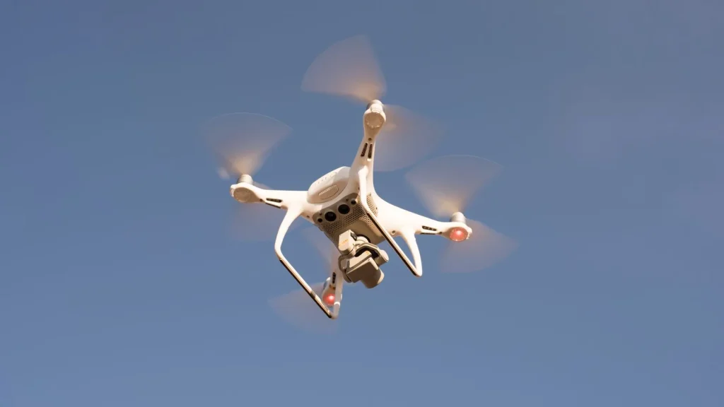Dron tecnológico en vuelo como contexto de la financiación de TEKEVER y los sistemas autónomos
