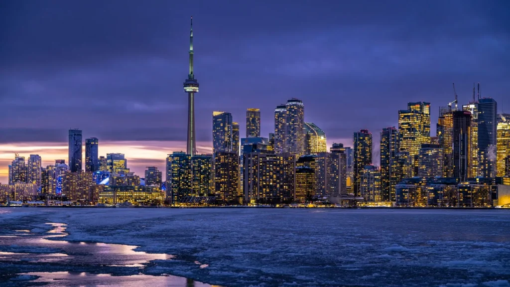 Panorámica nocturna del skyline de Toronto con la CN Tower