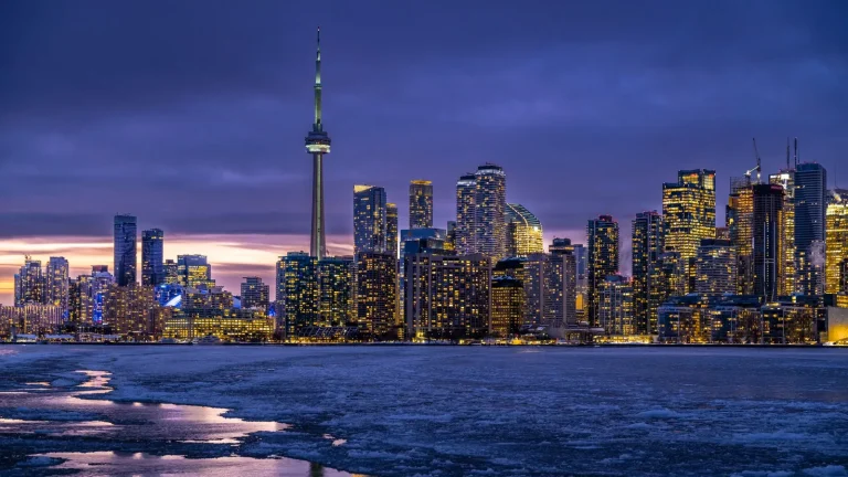 El TSX se estanca en 35.815 puntos mientras la caída del petróleo presiona a la energía canadiense