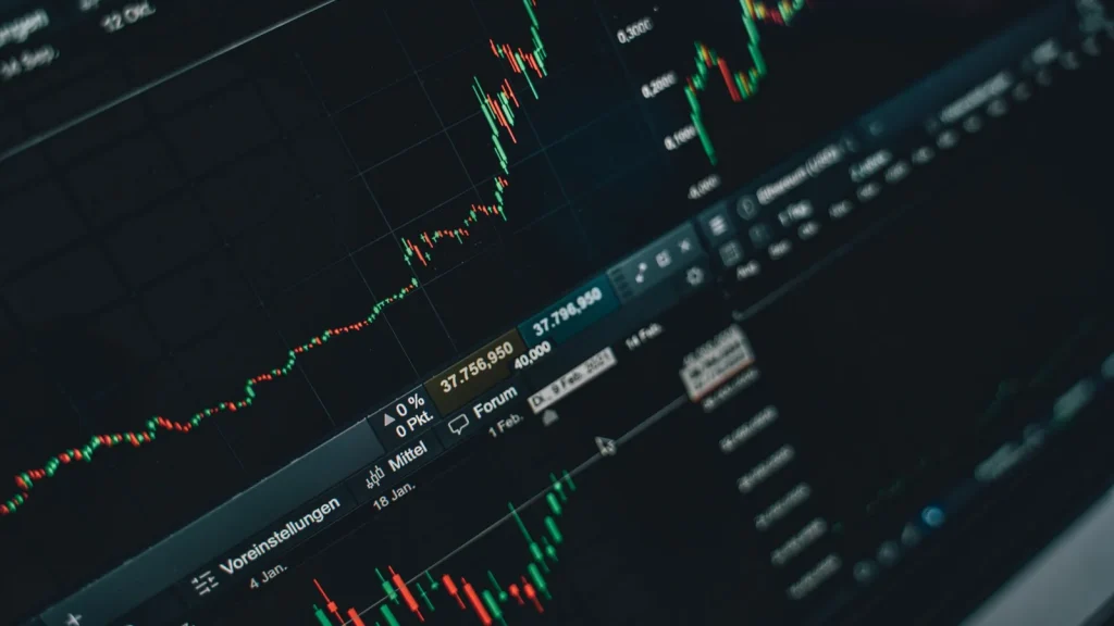 Pantalla con gráficos de mercado y evolución bursátil