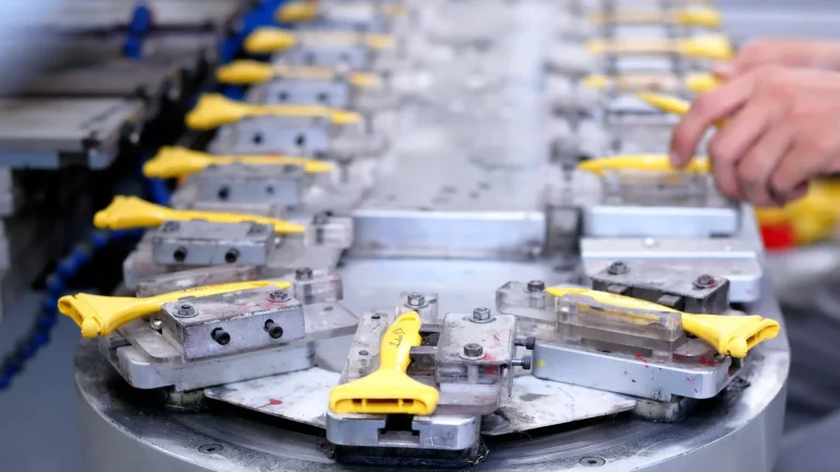 Volkswagen acelera su reestructuración: 50.000 empleos menos y margen operativo de apenas el 1%
