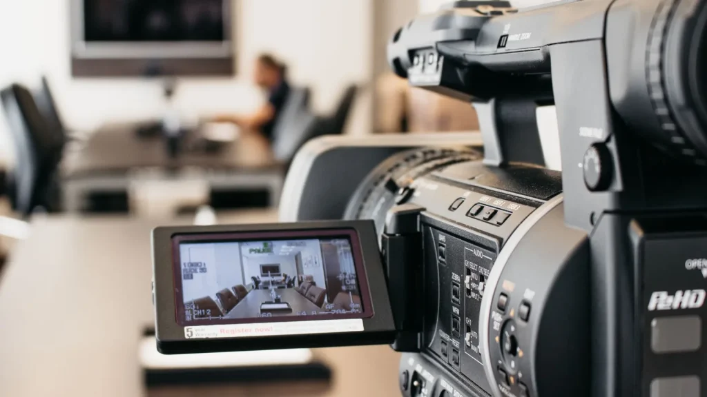 Cámara profesional en un entorno de producción audiovisual