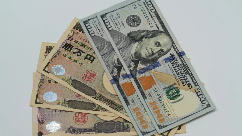 Billetes de dólares estadounidenses y yenes japoneses