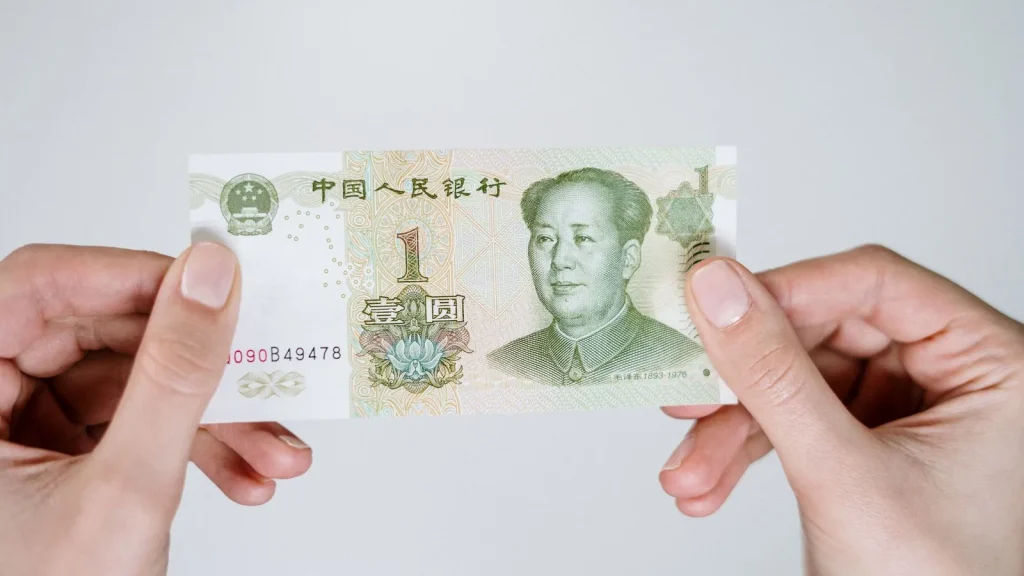 Billete de yuan chino sostenido en primer plano